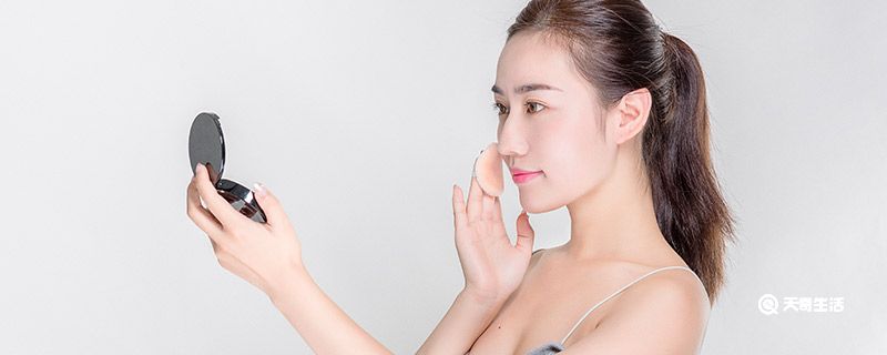 怎么化妆不浮粉不脱妆 第1张